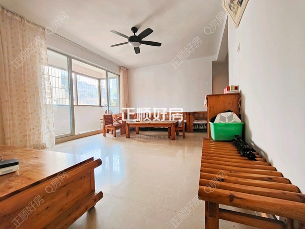 次卧看出来客厅