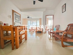 餐厅看过去的客厅