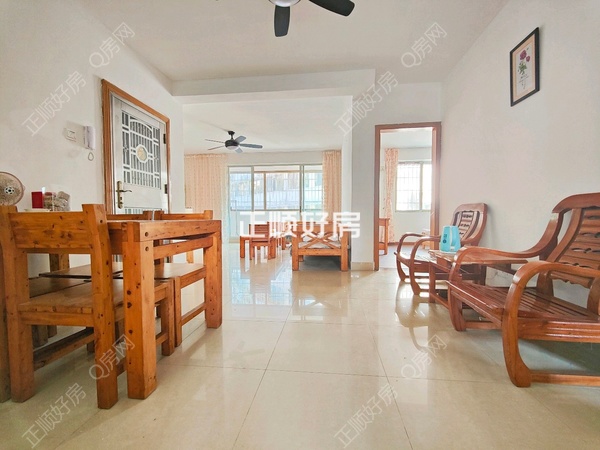 餐厅看过去的客厅